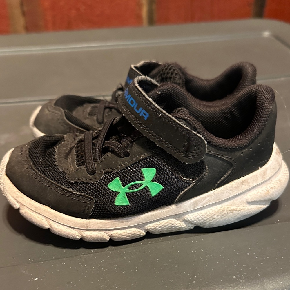 Under Armour Kids Black Sneakers with Green Logo - Picture 2 of 4